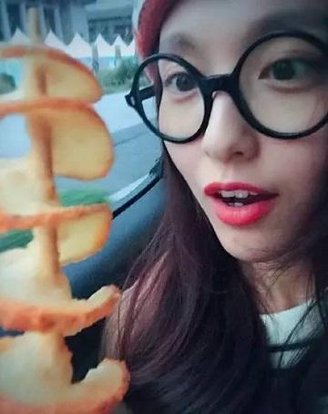 娱乐吃瓜酱女生被骗,娱乐吃瓜酱女生被骗，揭秘网络诈骗背后的真相-第2张图片-吃瓜群